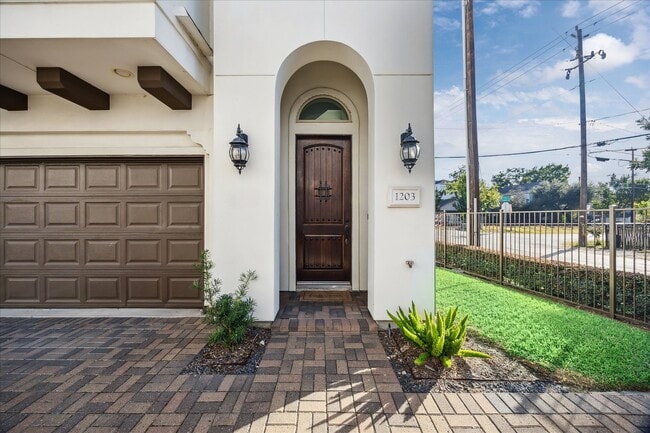 Building Photo - 1203 Bonner St