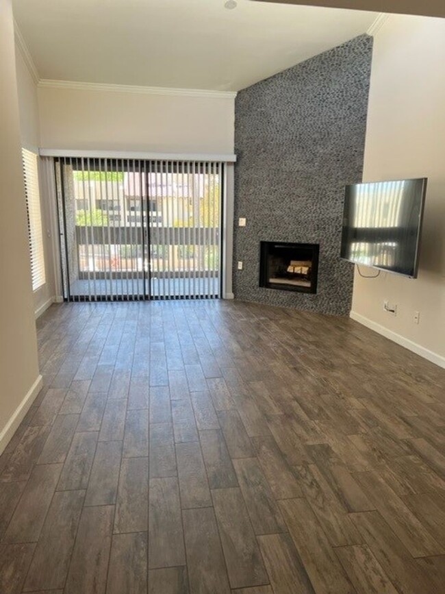 Building Photo - Stylish 2 Bed, 2 Bath Oasis in the Heart o...