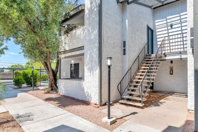 Building Photo - Ground-Floor 1-Bed Condo with Access to Co...
