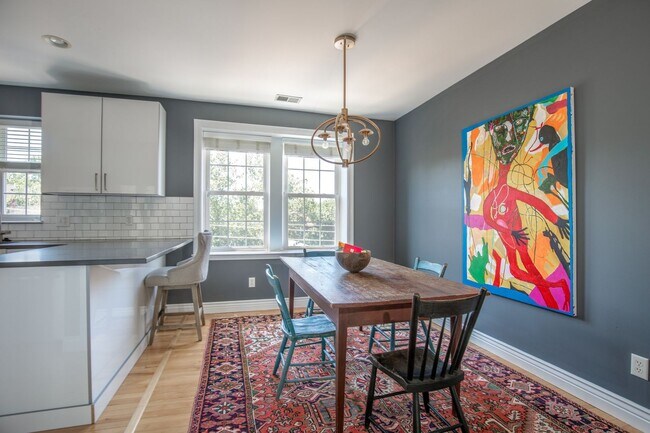 Foto del edificio - Beautiful Clayton Condo