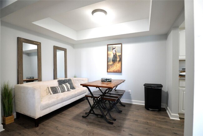 Foto del edificio - 5101 Hollow Wood Ct