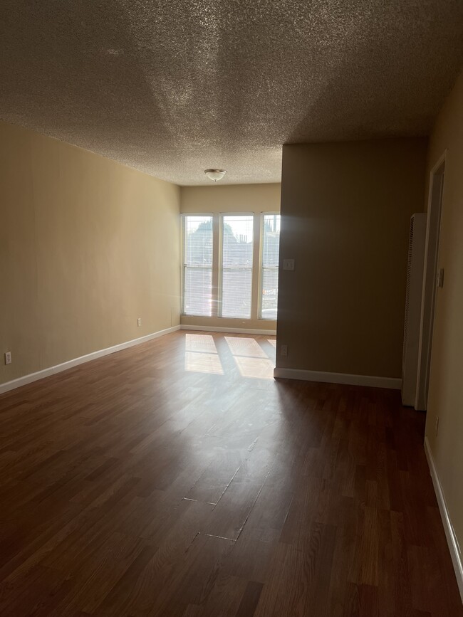 Dining Area - 18401 Malden St