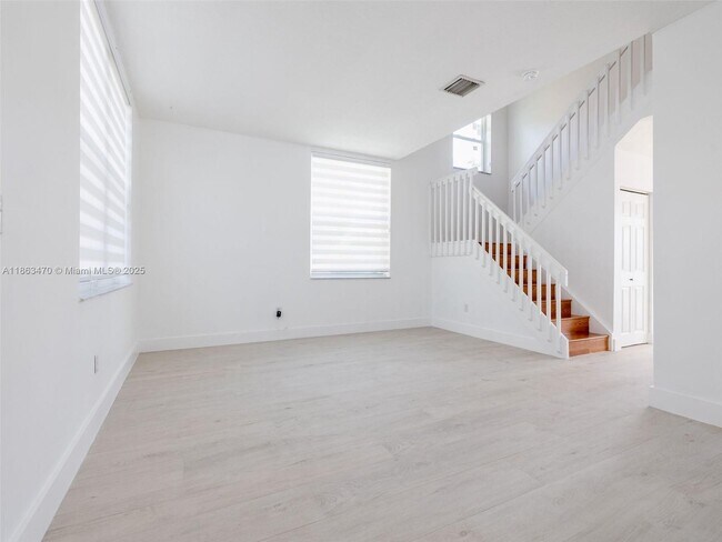 Foto del edificio - 15100 NW 7th Ct