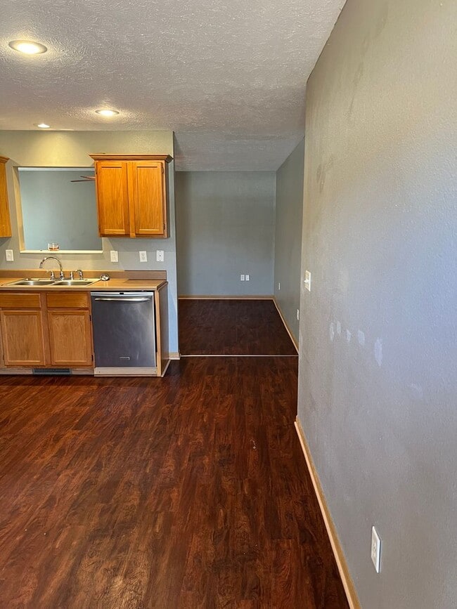 Building Photo - 3 Bedroom 2 Bathroom Duplex