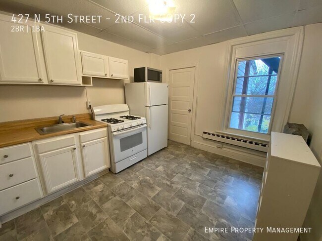 Foto del edificio - 2nd Floor: 2 Bedroom/1 Bathroom Apartment ...