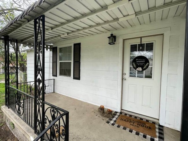 Building Photo - Spacious, beautiful 3 bedroom 2 bath on co...