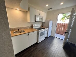 Building Photo - 1362 Avenida Arana