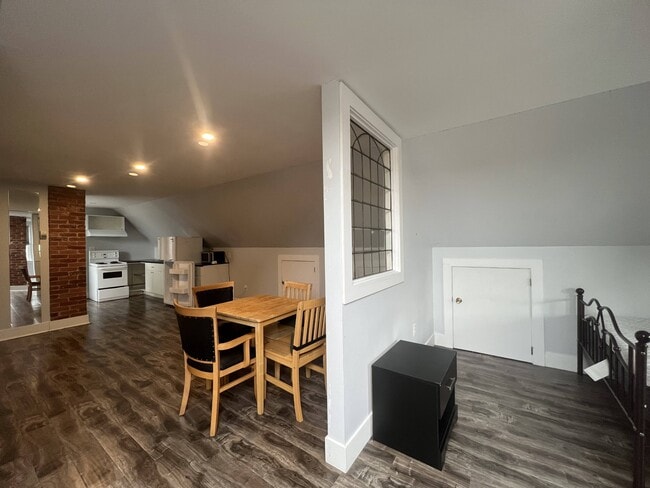 Building Photo - 168 Weymouth St