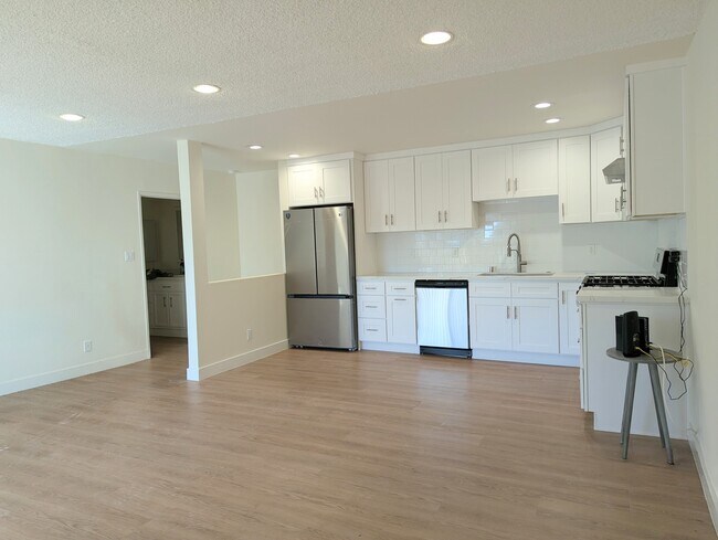 Cocina y comedor (vista desde la puerta principal) - 11959 Nebraska Ave