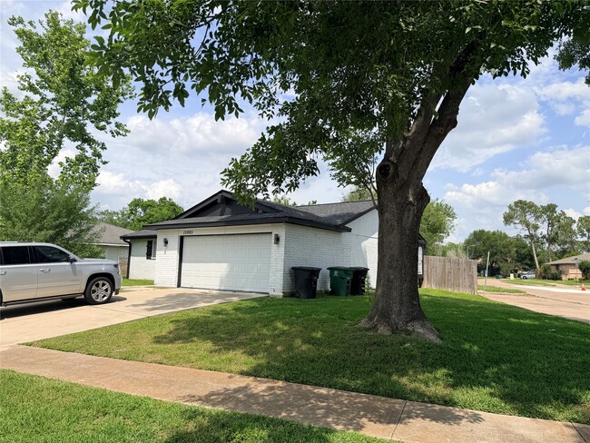 Building Photo - 15865 Ridgeroe Ln