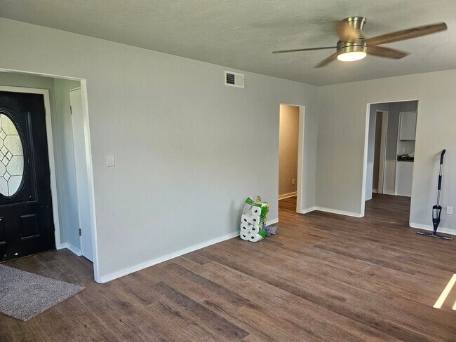 Building Photo - 3 bed 2 bath Newly Renovated Home For Rent