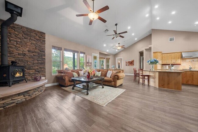 Foto del edificio - Furnished 4BR Mountain View Home with Garage