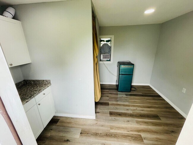 Foto del edificio - 2117 Mitchell Ct