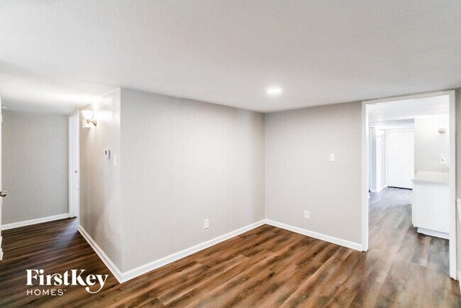 Foto del edificio - 1300 Royal Oak Dr