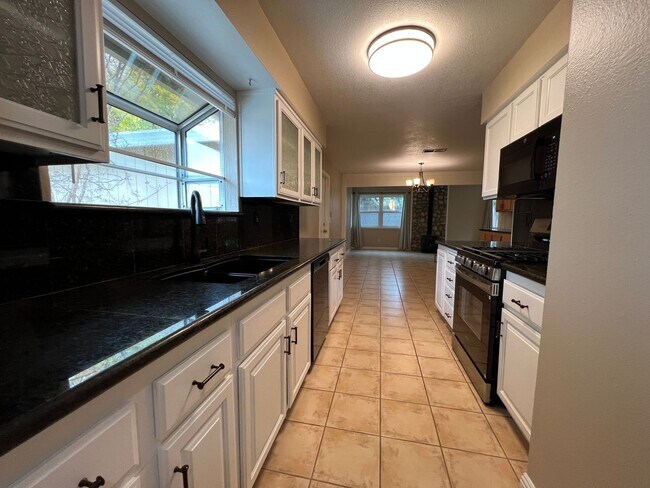 Foto del edificio - Charming Home With Detached Workshop And S...