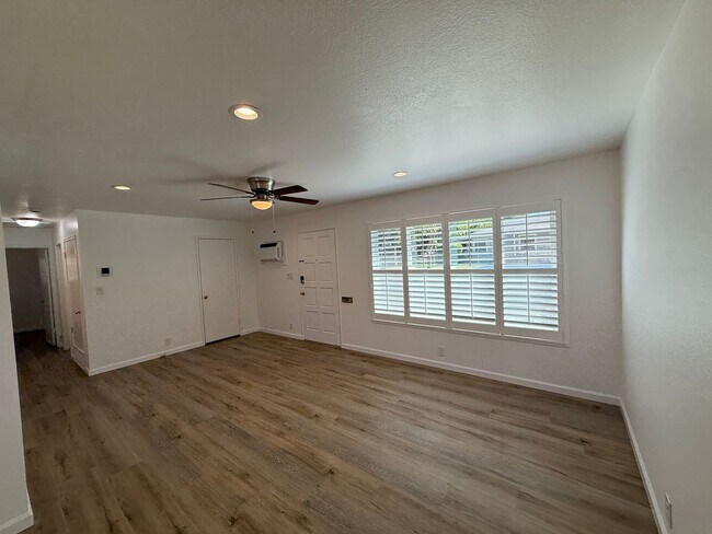 Foto del edificio - Two-bedroom with one car attached garage!