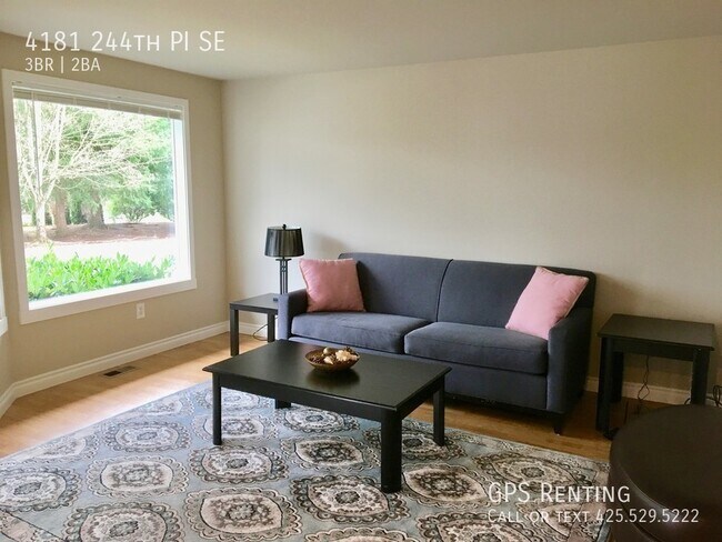 Building Photo - 3 Bedroom Townhome In Klahanie Community!