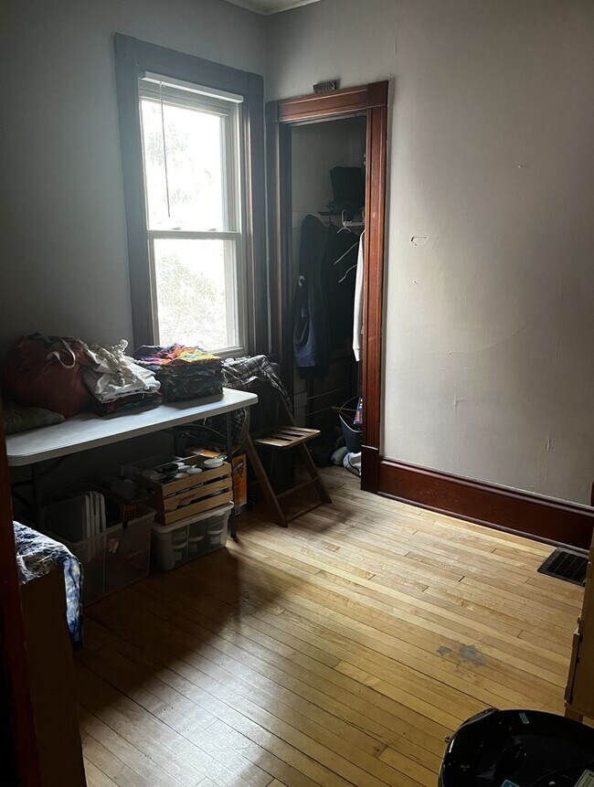 Foto del edificio - 1579 N Warren Ave