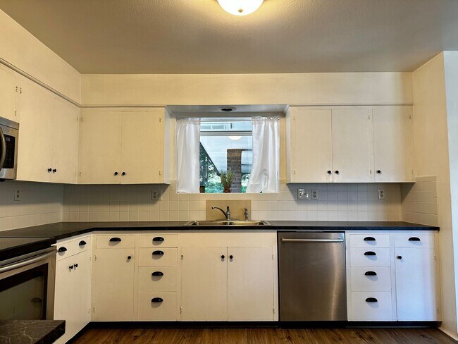 Building Photo - Amazing Country Home 4 bed, 2 bath with Ga...