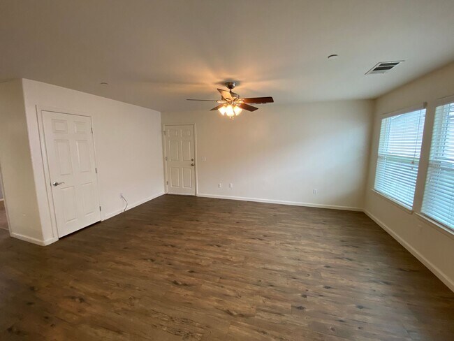 Building Photo - 3 Bed, 2 Bath available on Bella Oaks Rent...