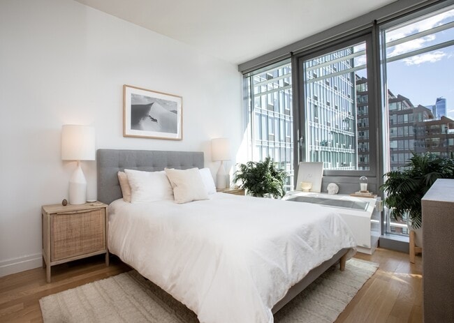 Building Photo - 553 W 53rd St