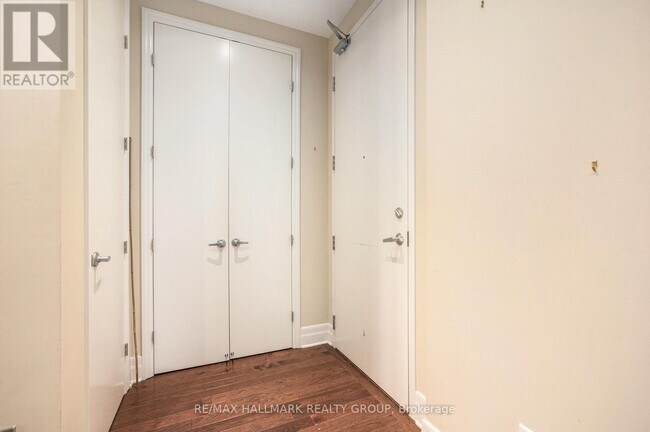Photo du bâtiment - 327-327 Breezehill Ave S