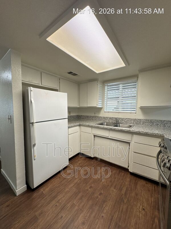 Building Photo - 113 W Sonora Ave