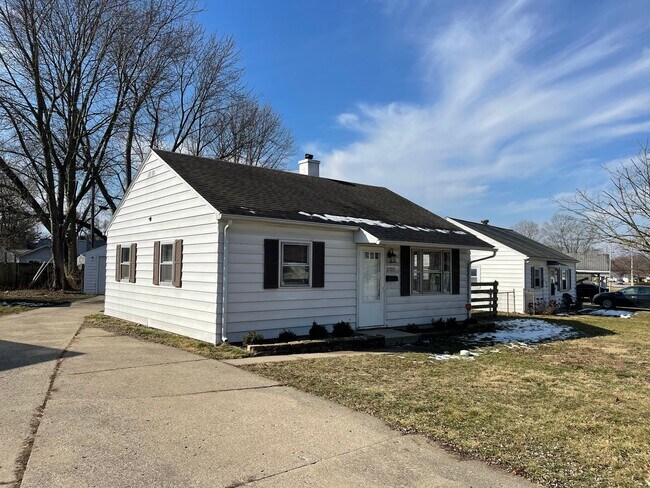 Building Photo - 2 Bedroom House W/Updates!