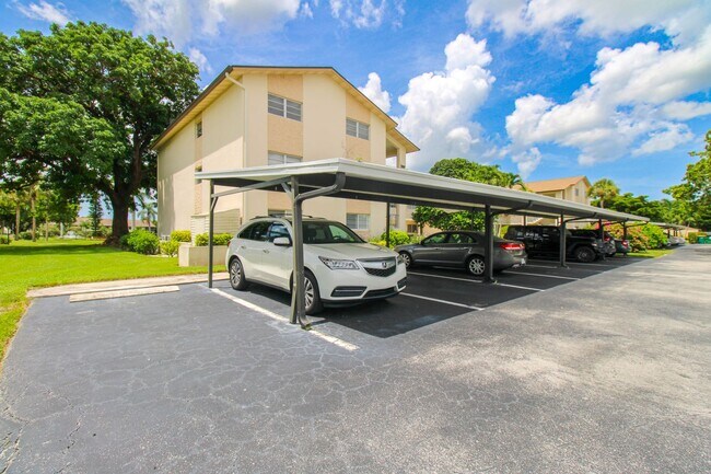 Building Photo - ***SEASONAL RENTAL***NORTH NAPLES***FULLY FURNISHED***TURN KEY***CLOSE TO EVERYTHING***GREAT LOCA...