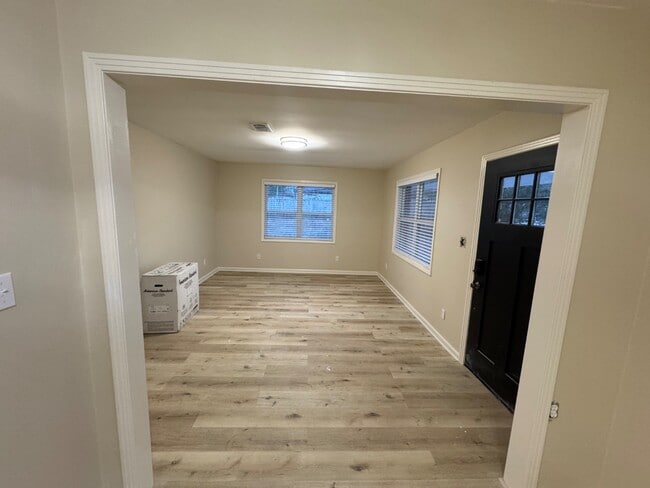 Building Photo - 111 Land Ct