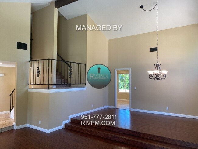 Foto del edificio - Beautiful 4-bedroom, 3-bathroom home located in the highly desirable Canyon Crest neighborhood.