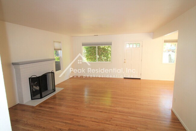 Foto del edificio - Charming 3 bd/ 1.5 ba  Orangevale Home Wit...