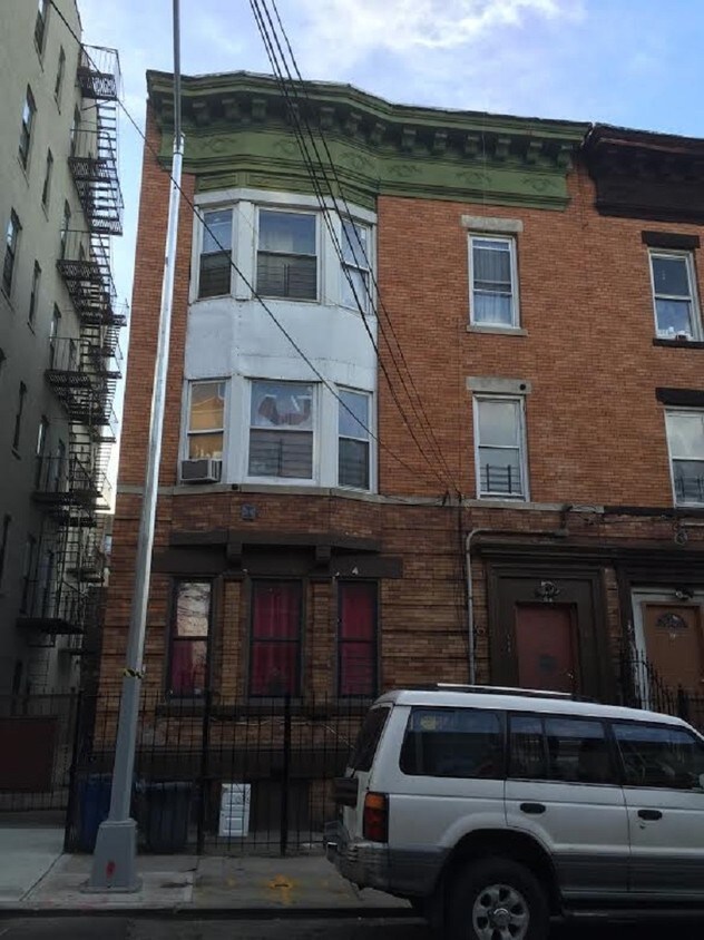 Primary Photo - 881 Irvine St