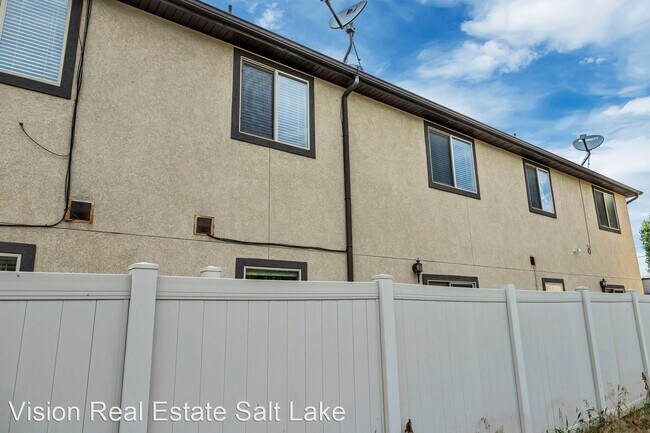 Building Photo - 3 br, 2.5 bath House - 22 W 200 N #2