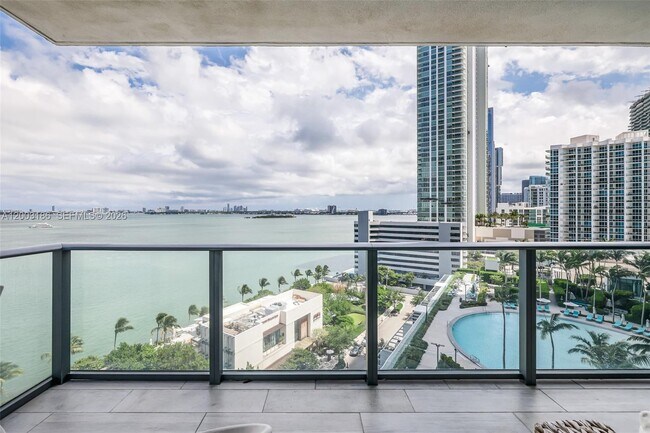 Foto del edificio - 650 NE 32nd St