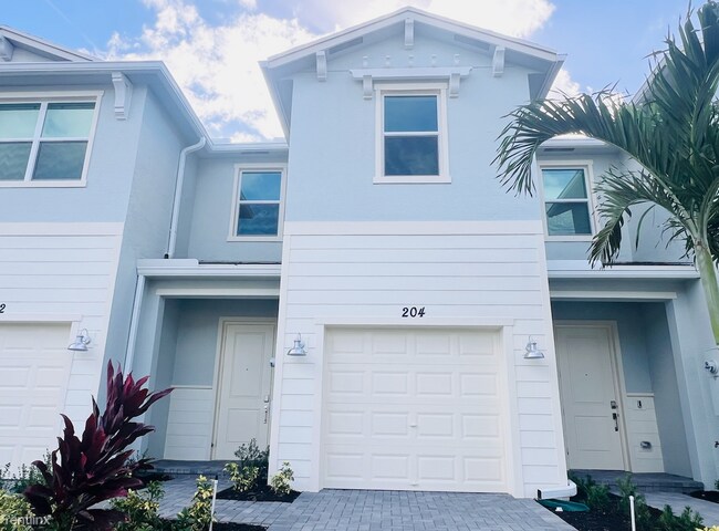 Foto del edificio - 3 br, 2.5 bath Townhome - 204 SE woodbark st