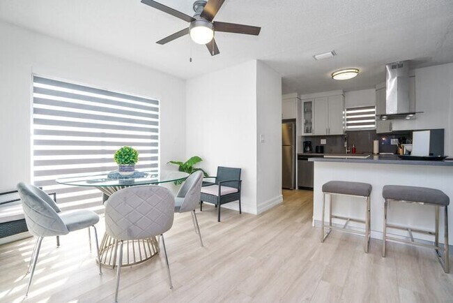 Building Photo - Blue Door Duplex- Cozy, Renovated, Parking