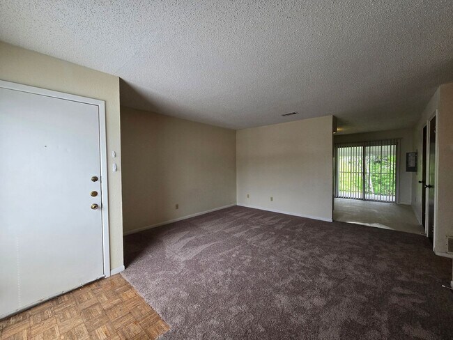 Foto del edificio - BRAND NEW CARPET - AVAILABLE NOW!