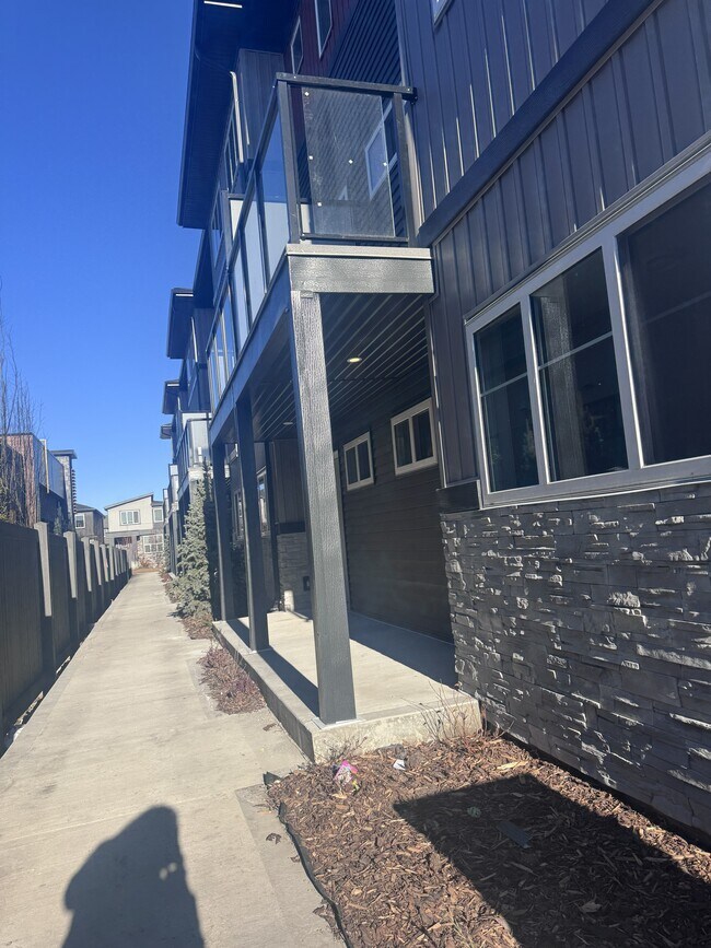 Photo du bâtiment - 18120-18128 28 Ave SW