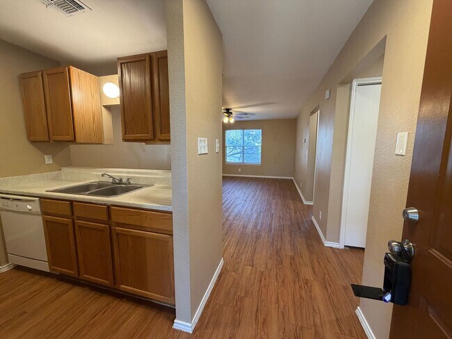 Building Photo - Spacious Apartment for Rent in Universal City