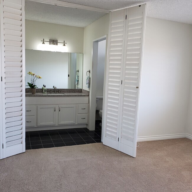 Master bath - 15214 S Raymond Ave