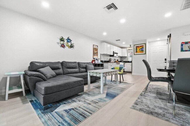 Building Photo - 1019 SE 40th St