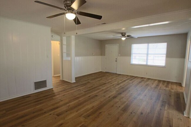 Building Photo - Available Now! Newly Remodeled 3 Bed 2 Bat...