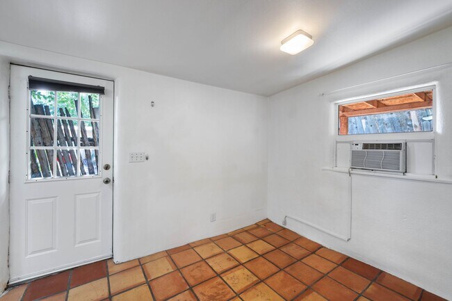 Building Photo - Quaint Studio in Prime Location