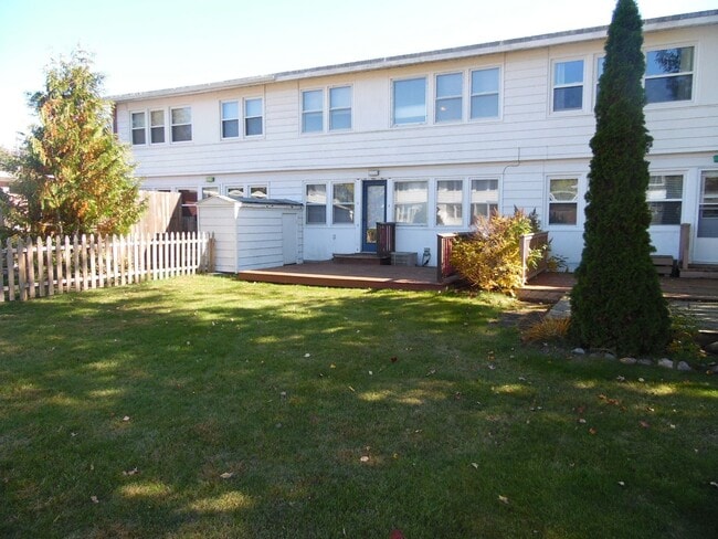 Building Photo - 3 Bedroom, 1.5 Bathroom Quadra-Plex