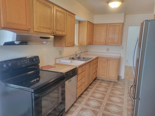 Building Photo - 2001 Hollis St