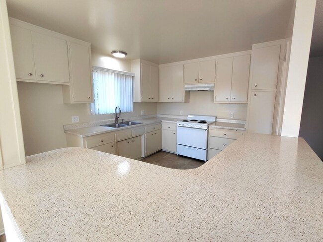 Building Photo - Memorial Apartments- Spacious  Clean 2 Bed...