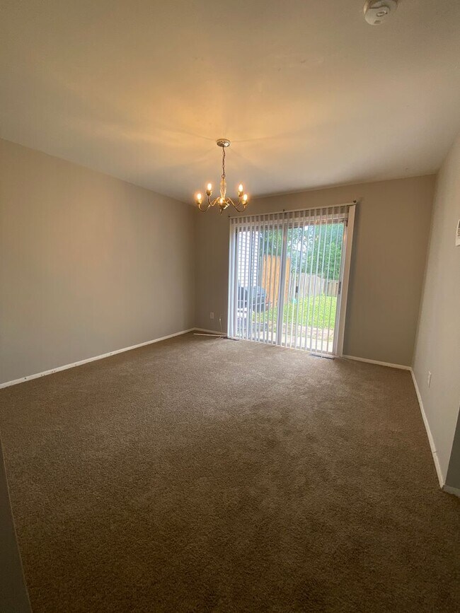 Foto del edificio - Spacious 4 Bedroom 2.5 Bathroom Townhome i...