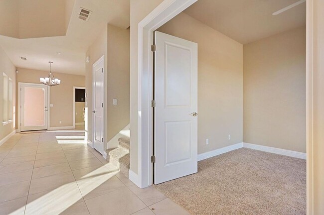 Building Photo - 2124 Tienda Dr