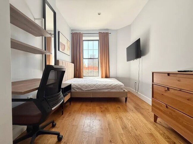 Building Photo - Prime Bushwick Room, HDTV, 15 min to Manhattan #756